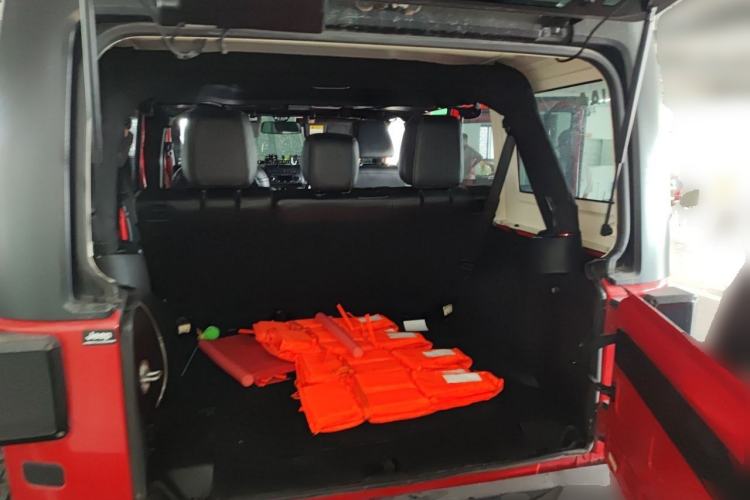 Used Jeep Wrangler 2017 3.6L Rubicon Four-Door Comfort Edition Trunk