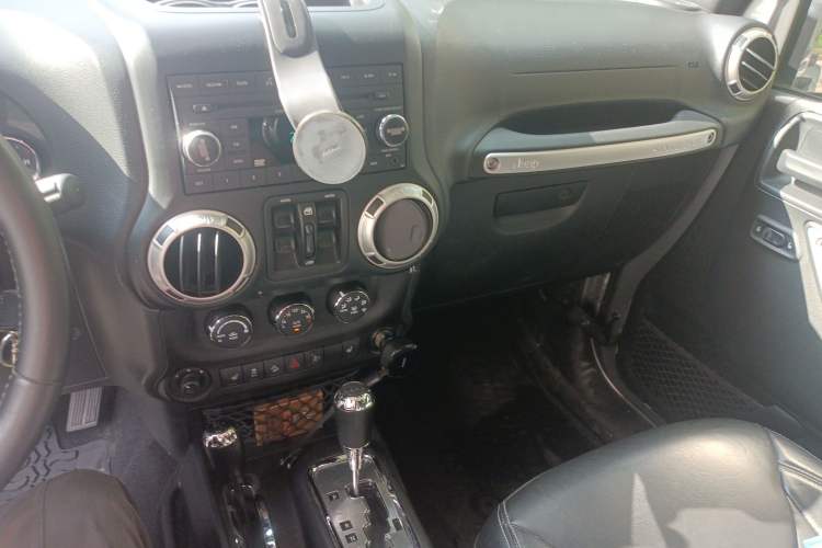 Used Jeep Wrangler 2017 3.0L Sahara Four-Door Comfort Edition Audio And AC Panel
