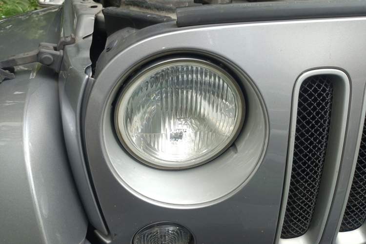 Used Jeep Wrangler 2017 3.0L Sahara Four-Door Comfort Edition Right Front Headlight