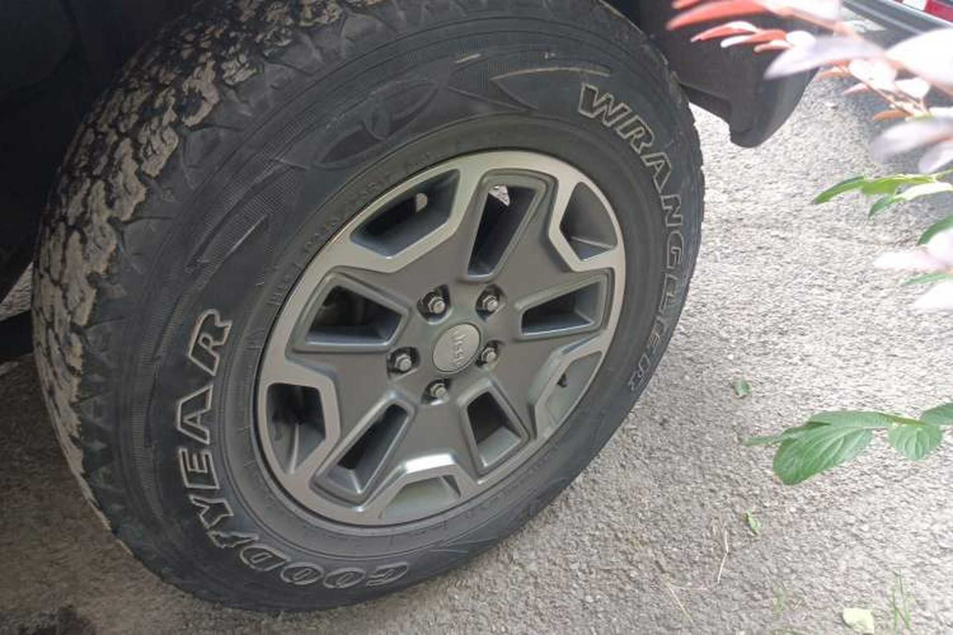 Used Jeep Wrangler 2017 3.0L Sahara Four-Door Comfort Edition Right Front Wheel Hub