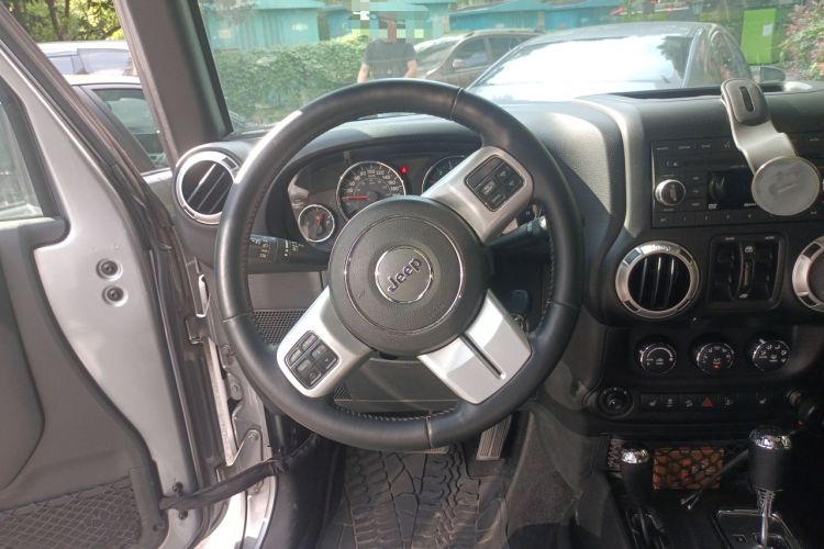 Used Jeep Wrangler 2017 3.0L Sahara Four-Door Comfort Edition Steering Wheel