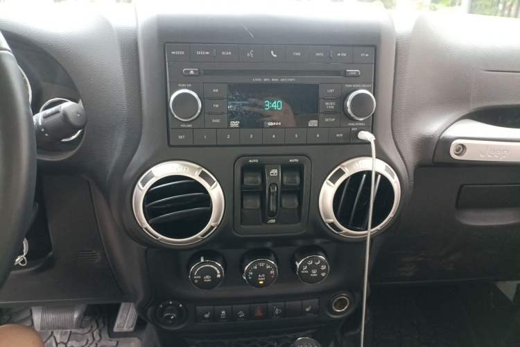 Used Jeep Wrangler 2017 3.0L Sahara Four-Door Comfort Edition Audio And AC Panel