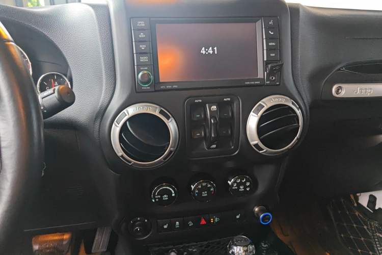 Used Jeep Wrangler 2017 3.6L Rubicon Four-Door Comfort Edition Audio And AC Panel