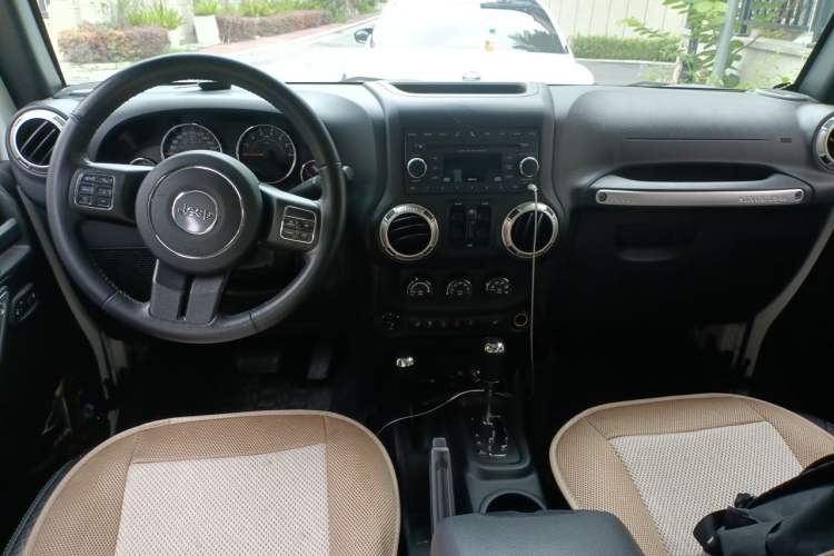 Used Jeep Wrangler 2017 3.0L Sahara Four-Door Comfort Edition Center Console