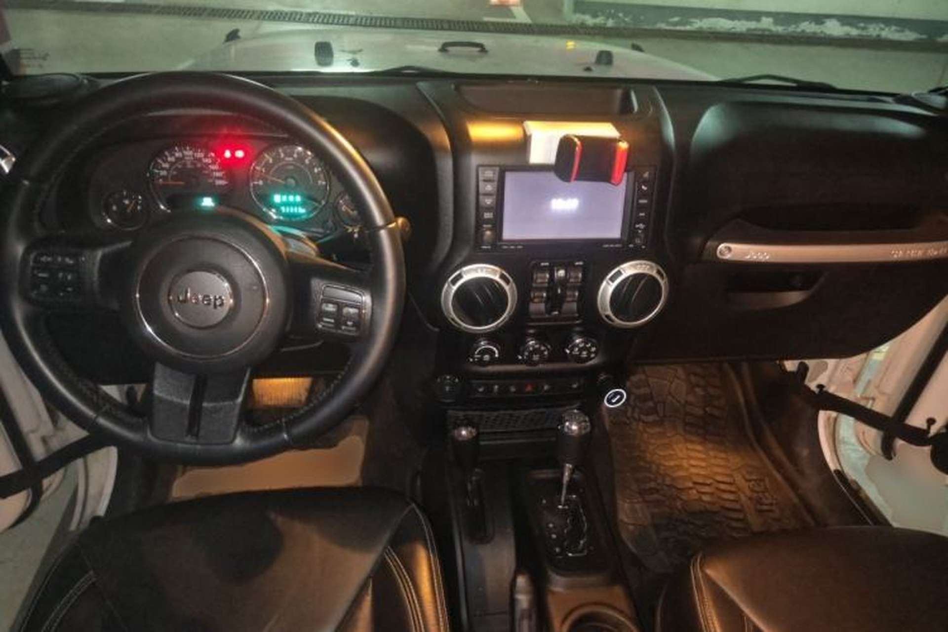Used Jeep Wrangler 2017 3.6L Rubicon Four-Door Comfort Edition Center Console