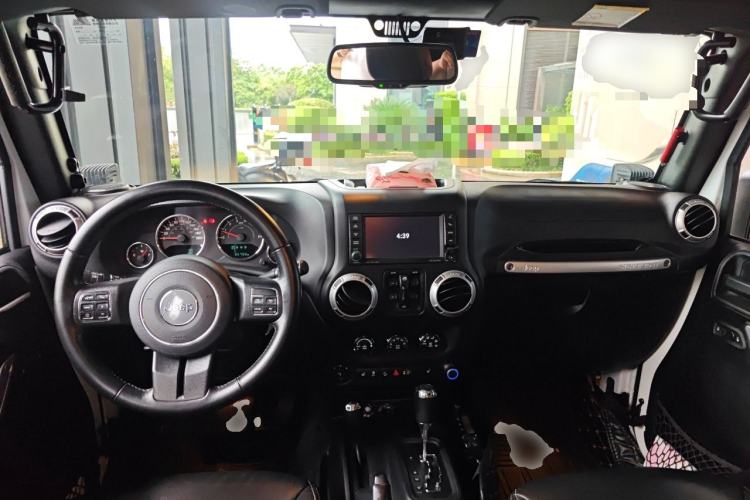 Used Jeep Wrangler 2017 3.6L Rubicon Four-Door Comfort Edition Center Console