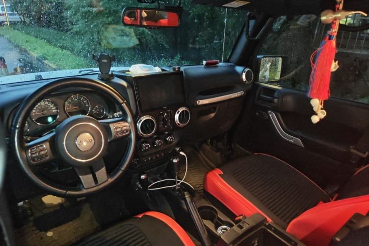 Used Jeep Wrangler 2017 3.0L Sahara Four-Door Comfort Edition Center Console