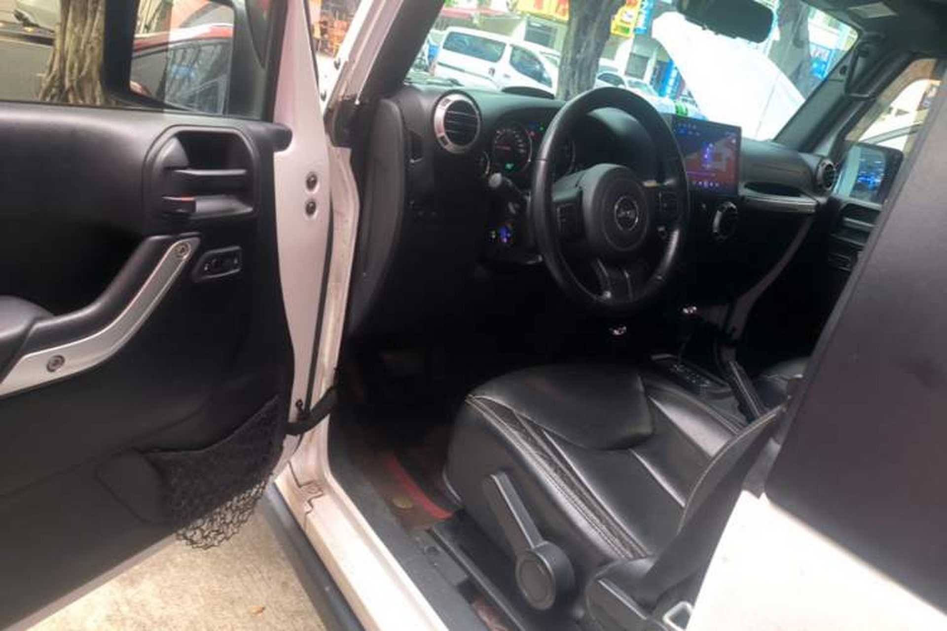 Used Jeep Wrangler 2017 3.6L Rubicon Two-Door Comfort Edition Driver Seat