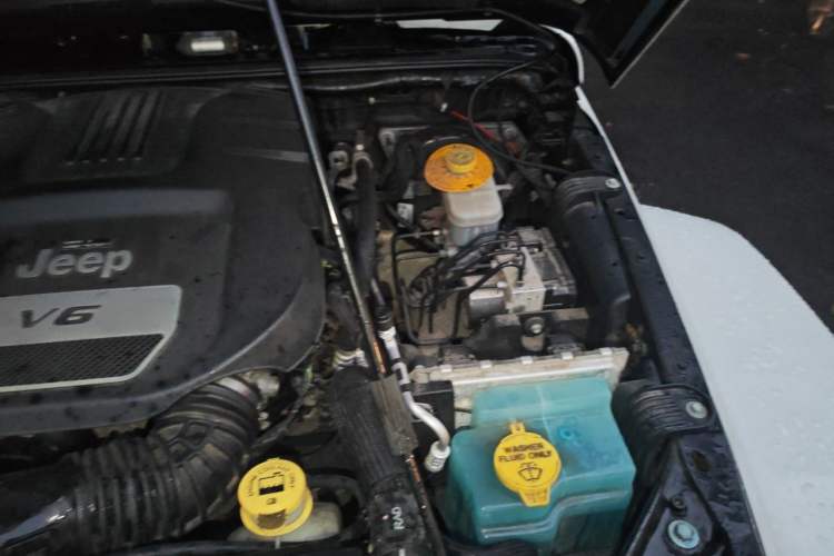 Used Jeep Wrangler 2017 3.0L Sahara Four-Door Comfort Edition Engine Bay Left