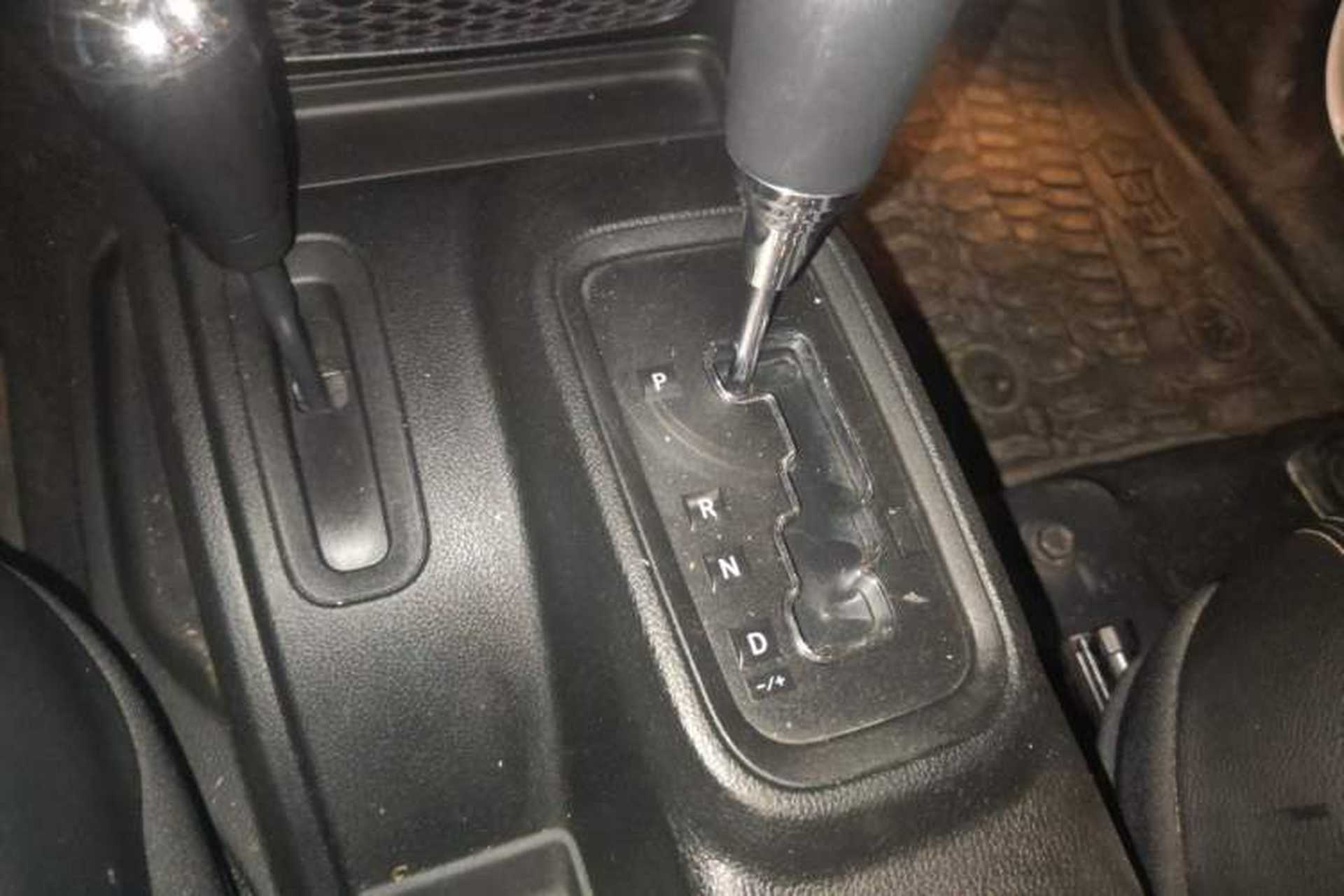 Used Jeep Wrangler 2017 3.6L Rubicon Four-Door Comfort Edition Gear Lever