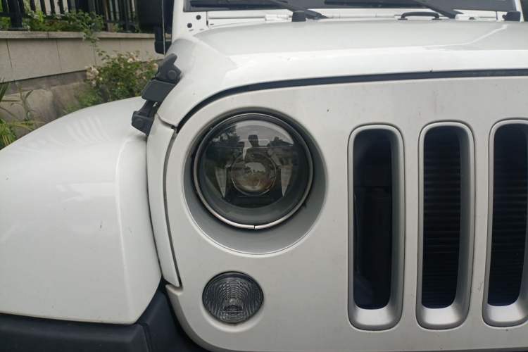 Used Jeep Wrangler 2017 3.0L Sahara Four-Door Comfort Edition Right Front Headlight
