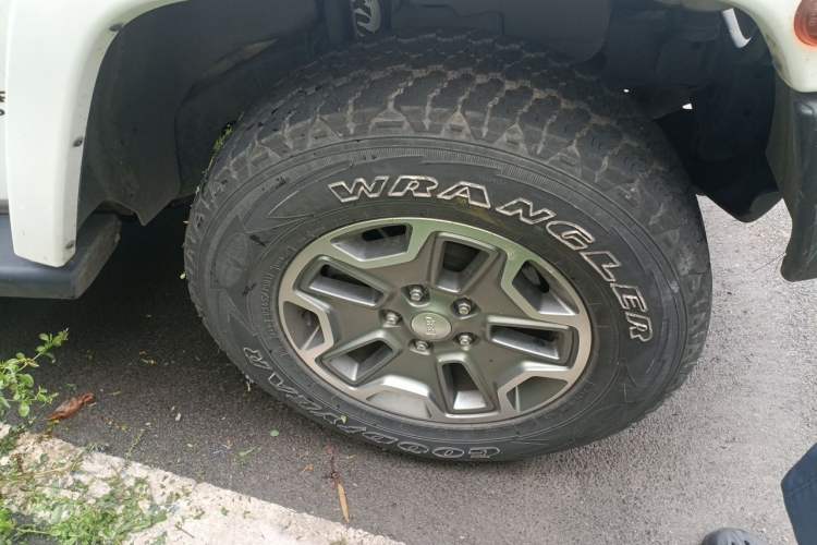 Used Jeep Wrangler 2017 3.0L Sahara Four-Door Comfort Edition Right Front Wheel Hub