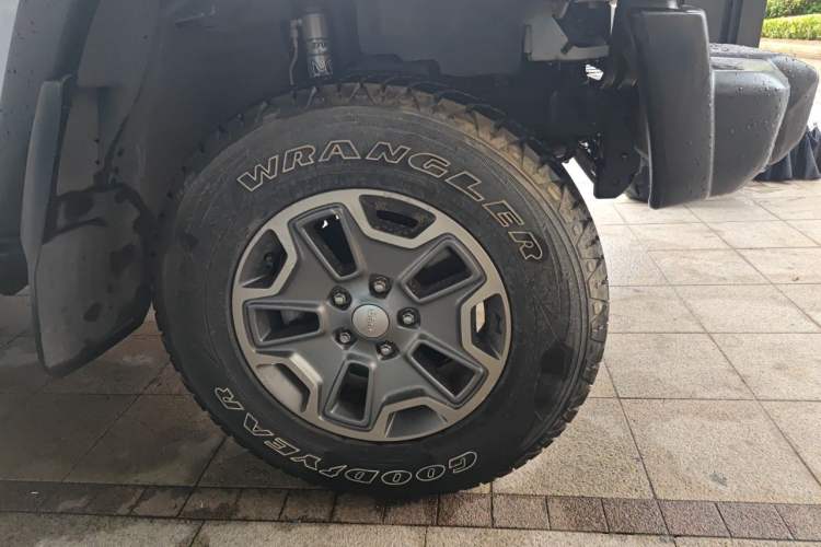 Used Jeep Wrangler 2017 3.6L Rubicon Four-Door Comfort Edition Right Front Wheel Hub