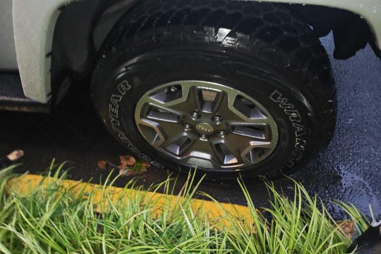 Used Jeep Wrangler 2017 3.0L Sahara Four-Door Comfort Edition Right Front Wheel Hub