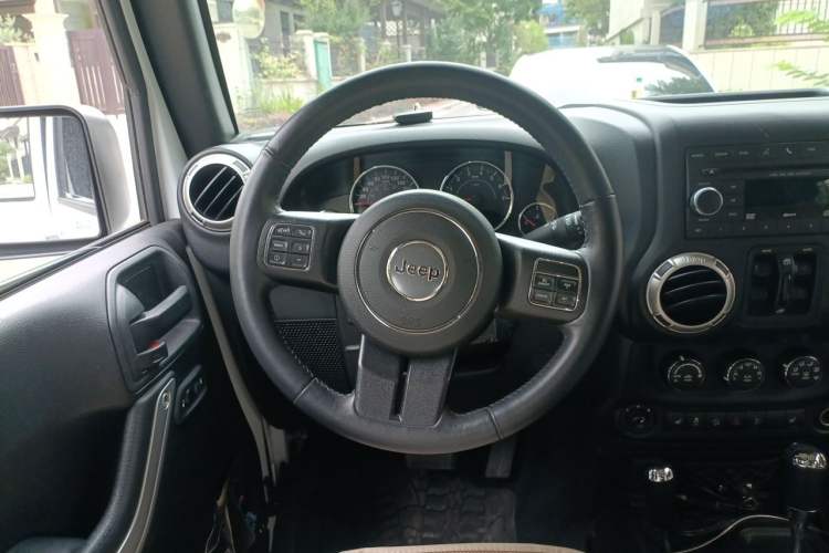 Used Jeep Wrangler 2017 3.0L Sahara Four-Door Comfort Edition Steering Wheel