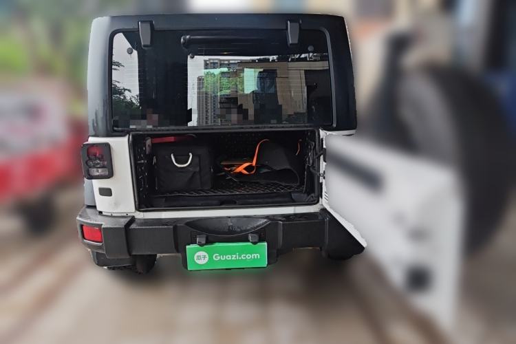 Used Jeep Wrangler 2017 3.6L Rubicon Four-Door Comfort Edition Trunk