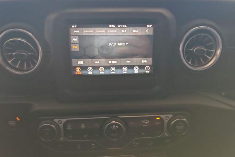 Used Jeep Wrangler 2018 2.0T Sahara Four-Door Edition Audio And AC Panel
