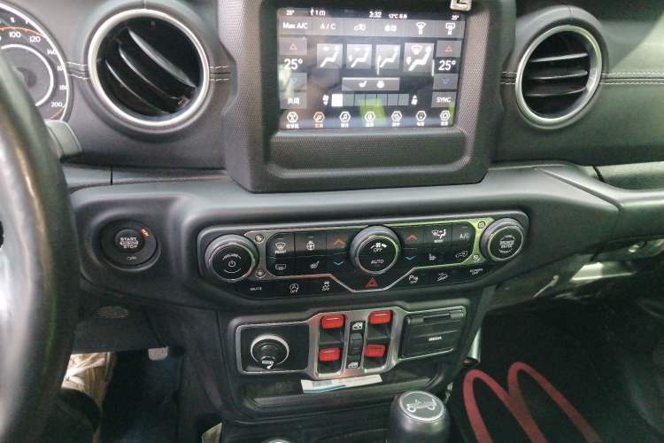 Used Jeep Wrangler 2018 2.0T Sahara Four-Door Edition Audio And AC Panel
