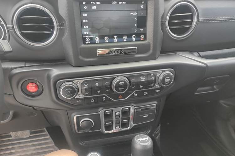 Used Jeep Wrangler 2018 2.0T Sahara Four-Door Edition Audio And AC Panel