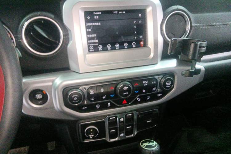 Used Jeep Wrangler 2018 2.0T Sahara Four-Door Edition Audio And AC Panel