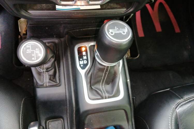 Used Jeep Wrangler 2018 2.0T Sahara Four-Door Edition Gear Lever