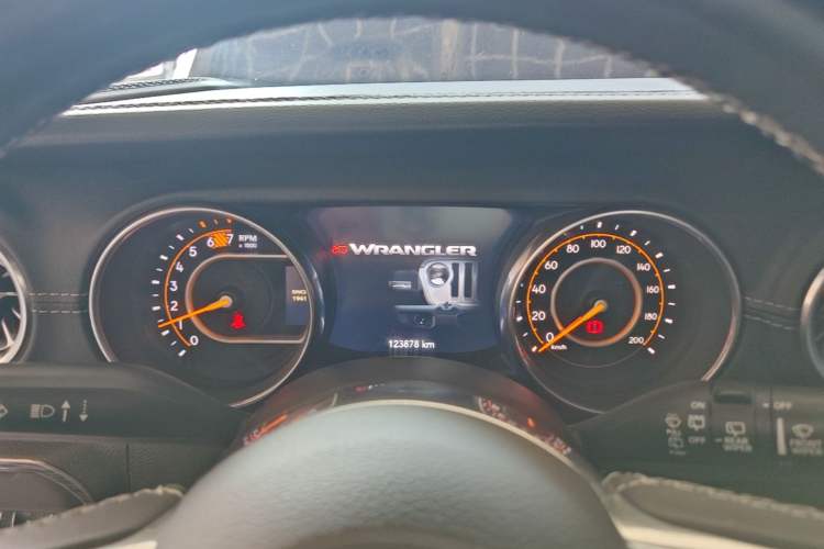 Used Jeep Wrangler 2018 2.0T Sahara Four-Door Edition Instrument Cluster