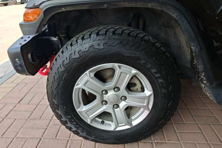 Used Jeep Wrangler 2018 2.0T Sahara Four-Door Edition Left Front Wheel Hub