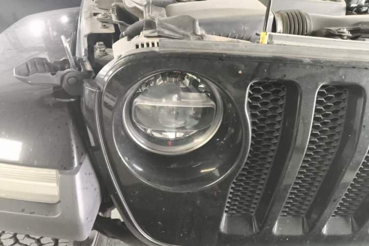 Used Jeep Wrangler 2018 2.0T Sahara Four-Door Edition Right Front Headlight