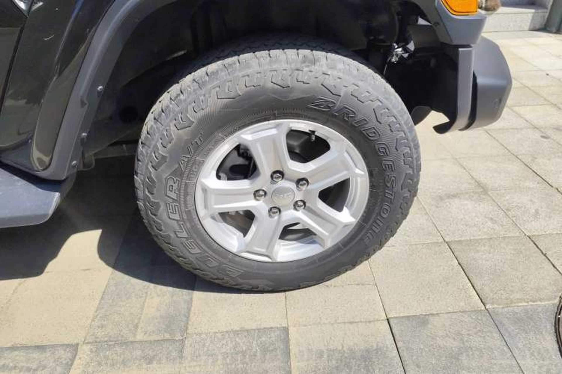 Used Jeep Wrangler 2018 2.0T Sahara Four-Door Edition Right Front Wheel Hub