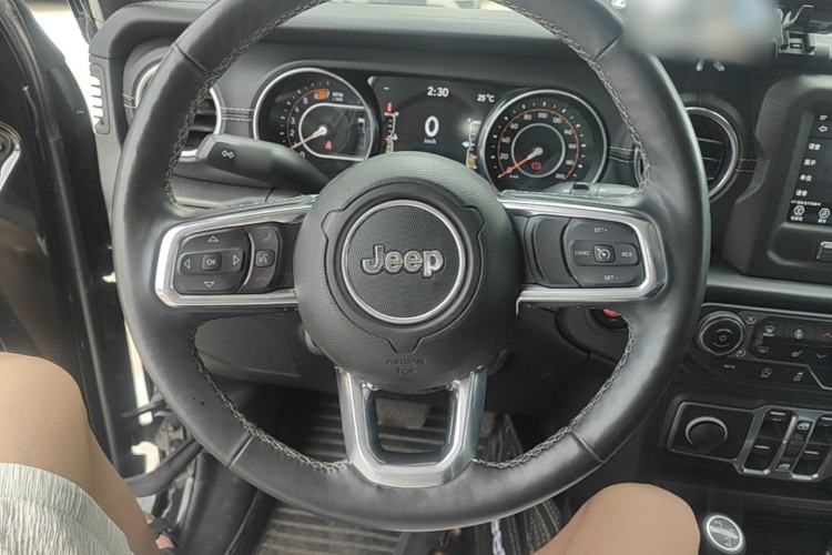 Used Jeep Wrangler 2018 2.0T Sahara Four-Door Edition Steering Wheel