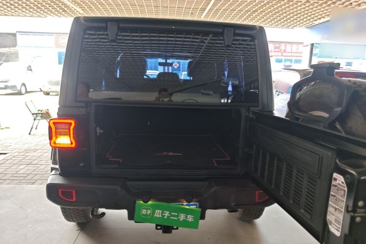 Used Jeep Wrangler 2018 2.0T Sahara Four-Door Edition Trunk