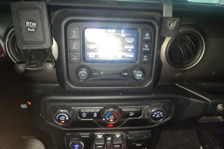 Used Jeep Wrangler 2018 2.0T Sahara Four-Door Edition Audio And AC Panel