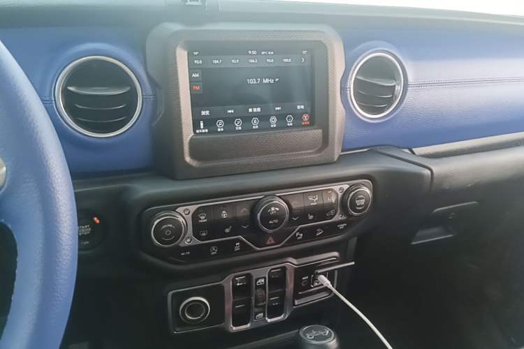 Used Jeep Wrangler 2018 2.0T Sahara Four-Door Edition Audio And AC Panel