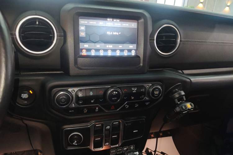 Used Jeep Wrangler 2018 2.0T Sahara Four-Door Edition Audio And AC Panel