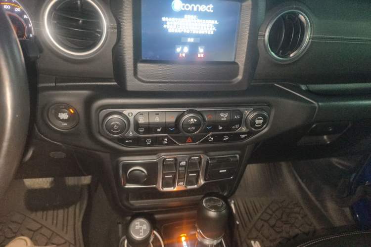 Used Jeep Wrangler 2018 2.0T Sahara Four-Door Edition Audio And AC Panel