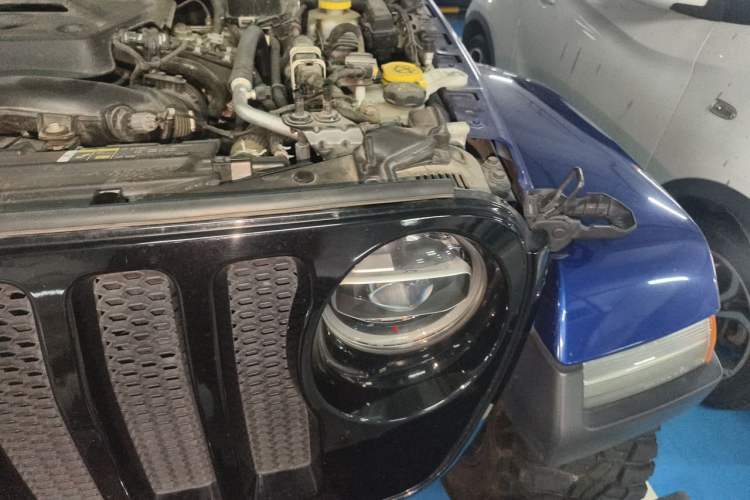 Used Jeep Wrangler 2018 2.0T Sahara Four-Door Edition Engine Bay Left