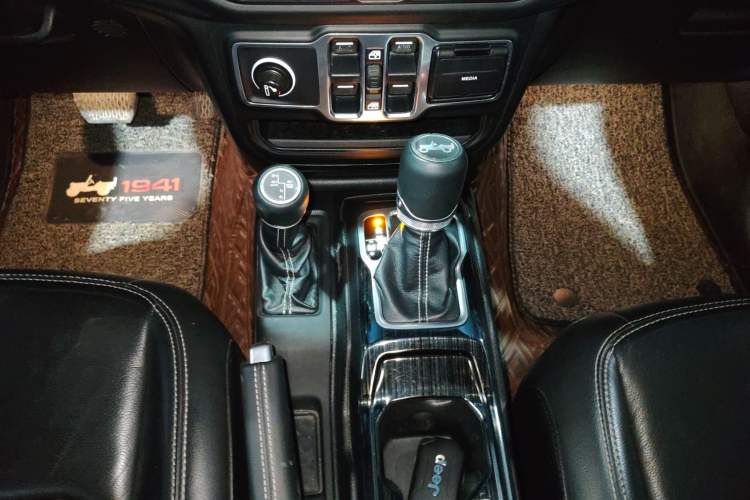 Used Jeep Wrangler 2018 2.0T Sahara Four-Door Edition Gear Lever