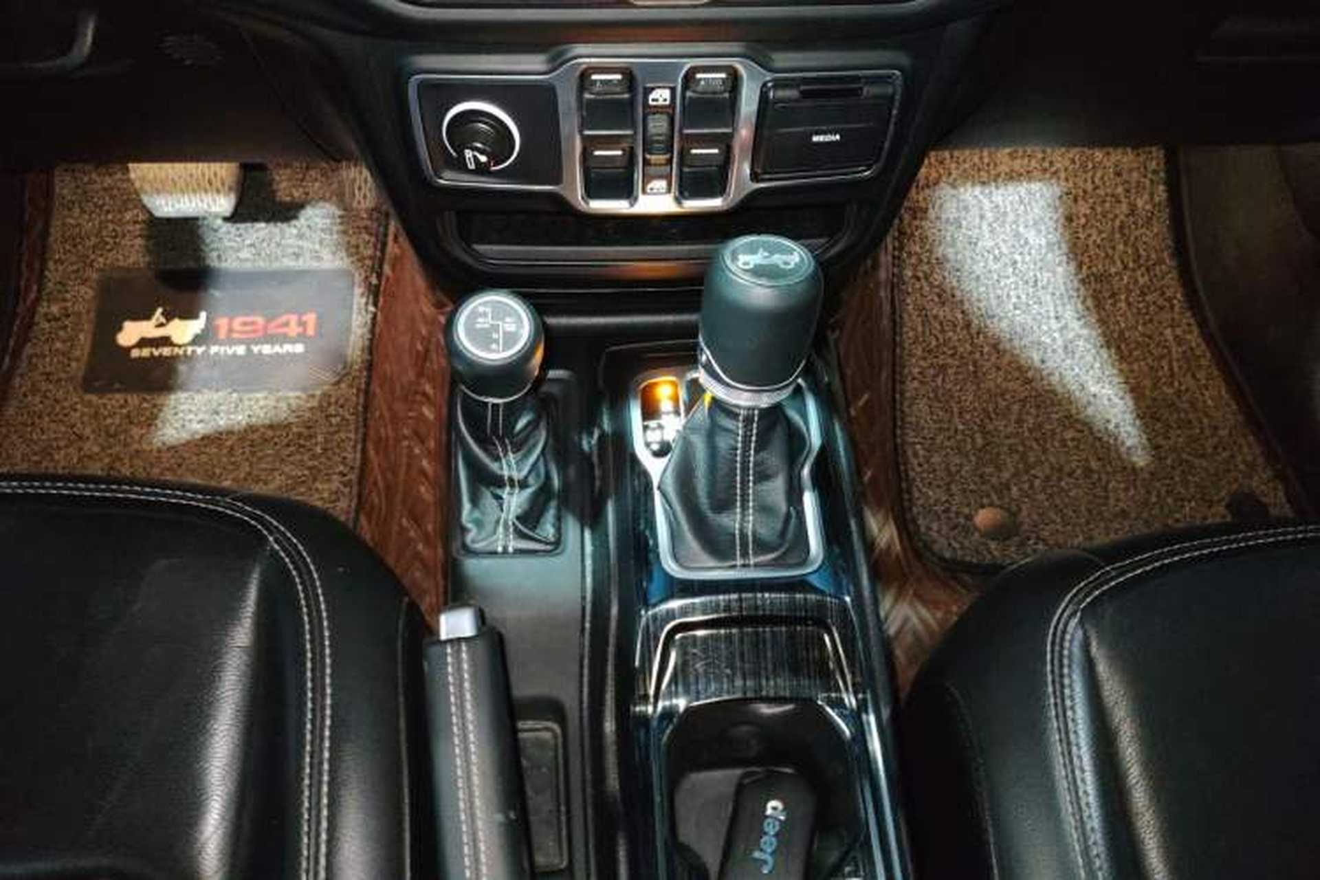 Used Jeep Wrangler 2018 2.0T Sahara Four-Door Edition Gear Lever