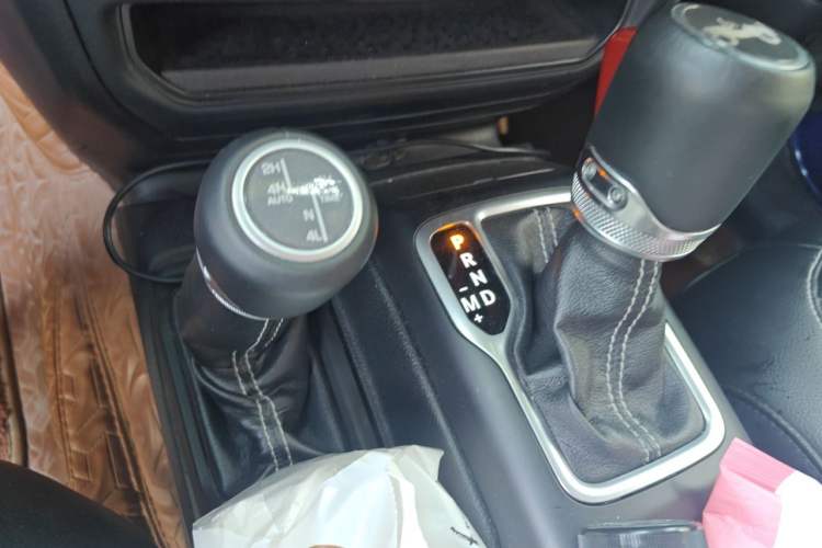 Used Jeep Wrangler 2018 2.0T Sahara Four-Door Edition Gear Lever