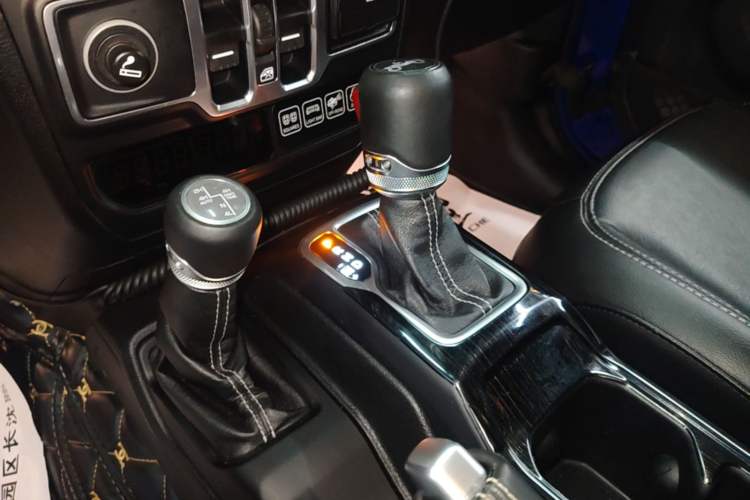 Used Jeep Wrangler 2018 2.0T Sahara Four-Door Edition Gear Lever
