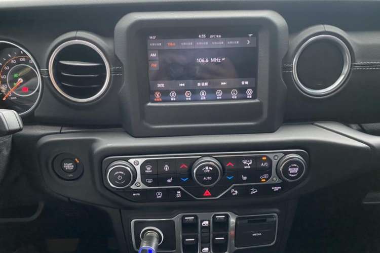 Used Jeep Wrangler 2018 2.0T Sahara Four-Door Edition Interior 7