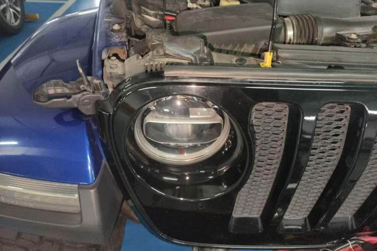 Used Jeep Wrangler 2018 2.0T Sahara Four-Door Edition Right Front Headlight