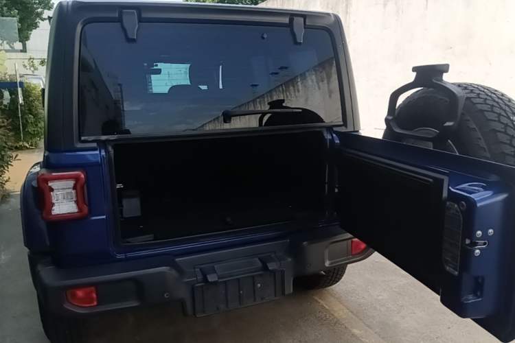 Used Jeep Wrangler 2018 2.0T Sahara Four-Door Edition Trunk