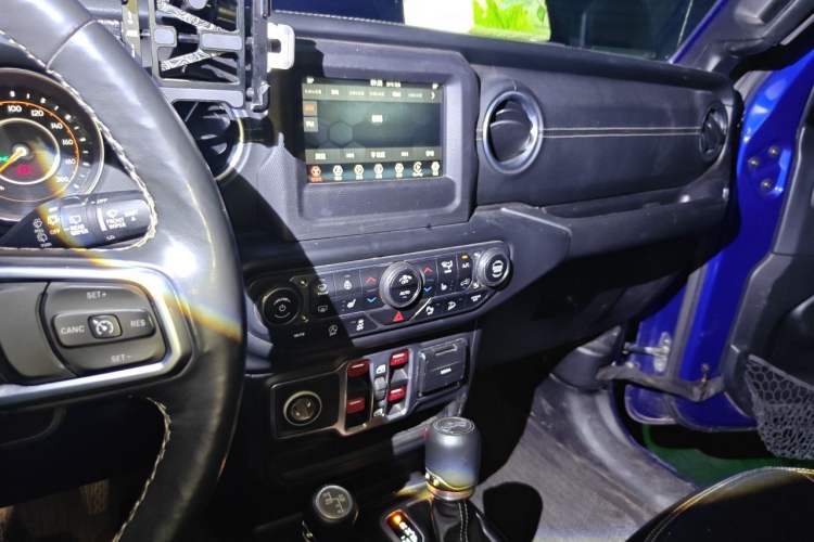 Used Jeep Wrangler 2018 2.0T Sahara Four-Door Edition Audio And AC Panel