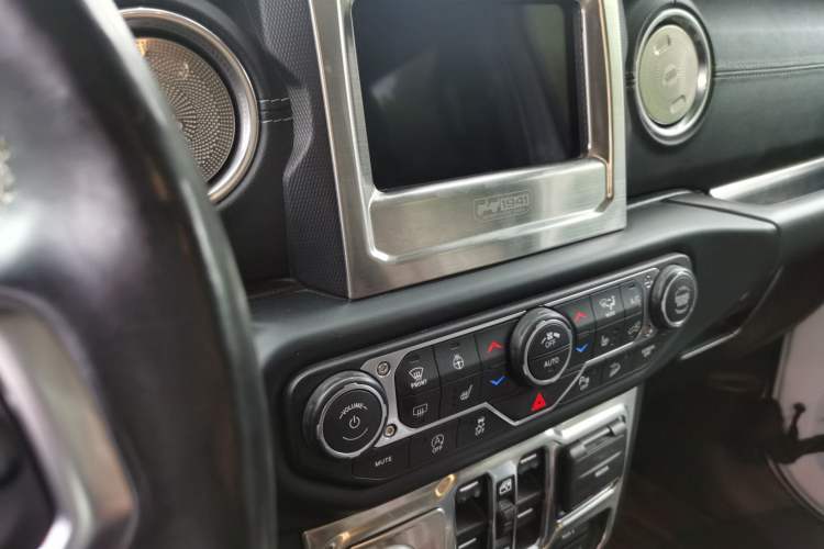 Used Jeep Wrangler 2018 2.0T Sahara Four-Door Edition Audio And AC Panel