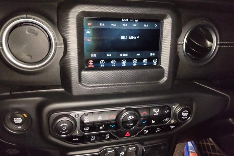Used Jeep Wrangler 2018 2.0T Sahara Four-Door Edition Audio And AC Panel