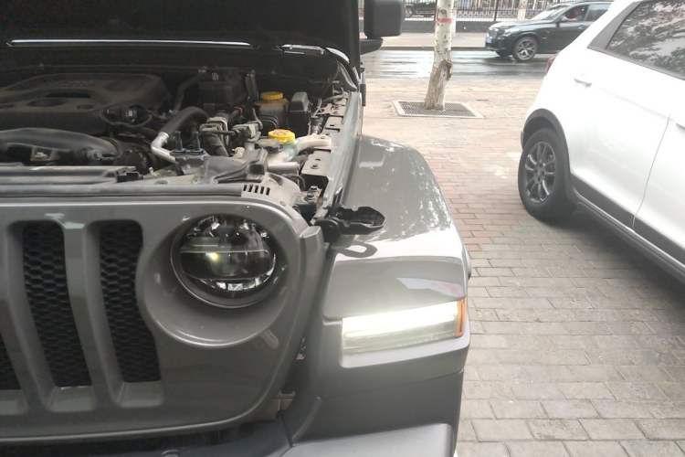 Used Jeep Wrangler 2018 2.0T Sahara Four-Door Edition Engine Bay Left