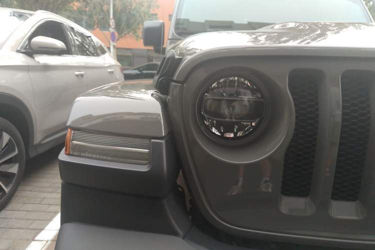 Used Jeep Wrangler 2018 2.0T Sahara Four-Door Edition Right Front Headlight