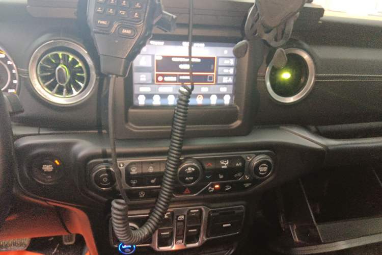 Used Jeep Wrangler 2018 2.0T Sahara Four-Door Edition Audio And AC Panel