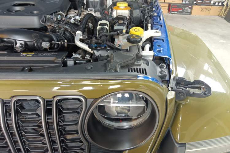 Used Jeep Wrangler 2018 2.0T Sahara Four-Door Edition Engine Bay Left